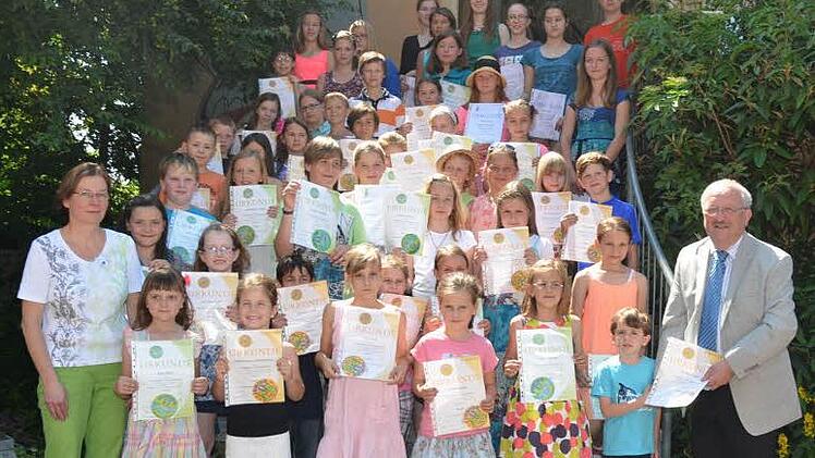 Der weitere Stellvertreter des Landrats, Bernd Steger (rechts), überreichte an 71 erfolgreiche Schüler die Urkunden und Abzeichen. Links ist die Verantwortliche für die Durchführung der Leistungsprüfungen, Birgit Eichstädter, zu sehen.