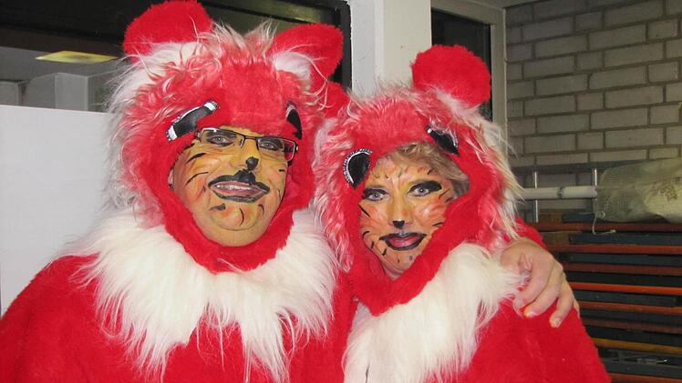 Rot: Andreas und Christine Gehring sind alte Partyhasen beim Faschingsball Sex in Ost.