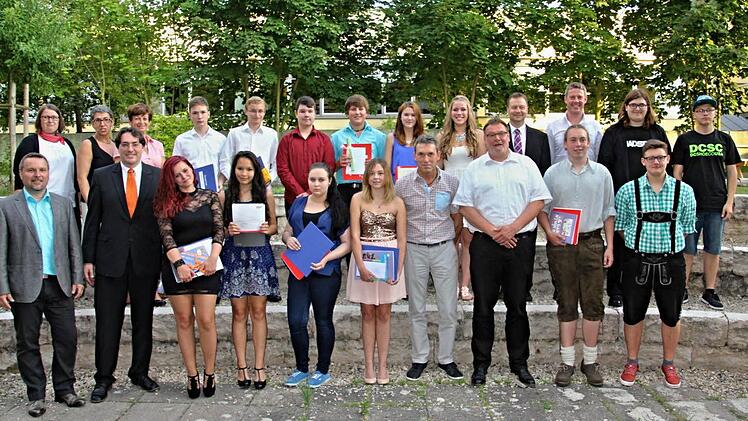 Für besondere Leistung wurden diese Schüler von Rektor Philipp Arnold (vorne links) und Vertretern von Firmen und Elternbeirat ausgezeichnet.