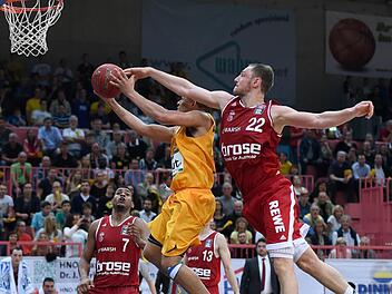 Mindaugas Katelynas (r.) blockt den T&uuml;binger Jonathan Wallace beim Korbleger. Ryan Thompson (hinten links) beobachtet die Szene. Foto: Markus Ulmer