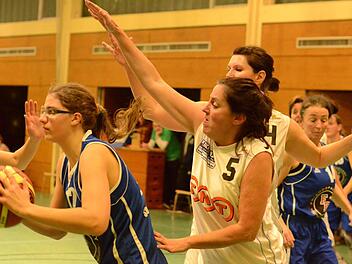 Gegner auf Distanz gehalten: Marina Erhard von der SG Oerlenbach/Ebenhausen (links) im Spiel gegen die DJK Würzburg III. Foto: Jürgen Schmitt