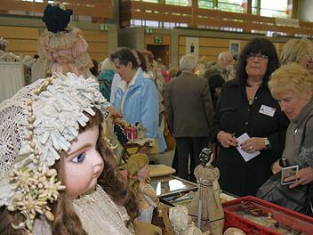 Die große Sammlerbörse in der Frankenhalle ist beim Neustadter Puppenfestival ein Anziehungspunkt für (Fach-)Besucher aus ganz Europa.  Foto: Berthold Köhler