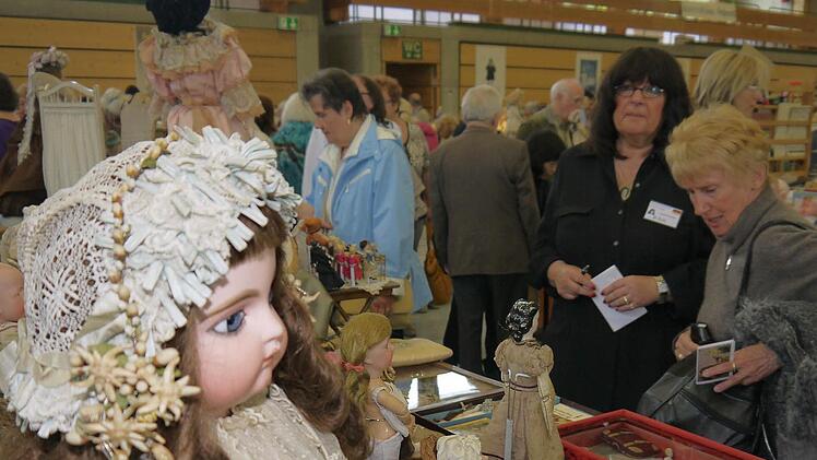 Die große Sammlerbörse in der Frankenhalle ist beim Neustadter Puppenfestival ein Anziehungspunkt für (Fach-)Besucher aus ganz Europa.  Foto: Berthold Köhler