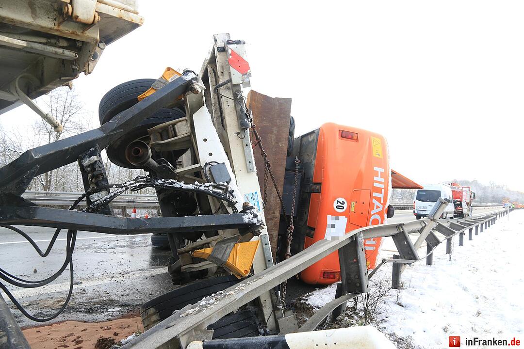 Lkw-Unfall auf A70: Bagger kippt auf Fahrbahn