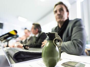 Ein Modell der Handgranate M52 aus dem ehemaligen Jugoslawien steht am 29.01.2016 in Villingen-Schwenningen (Baden-W&uuml;rttemberg) w&auml;hrend einer Pressekonferenz vor dem leitenden Kriminaldirektor Andreas Stenger vom baden-w&uuml;rttembergischen Landeskriminalamt. Unbekannte hatten eine Handgranate dieser Bauart &uuml;ber den Zaun einer Fl&uuml;chtlingsunterkunft geworfen. Foto: Patrick Seeger/dpa