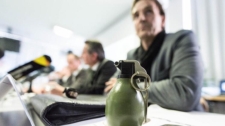 Ein Modell der Handgranate M52 aus dem ehemaligen Jugoslawien steht am 29.01.2016 in Villingen-Schwenningen (Baden-W&uuml;rttemberg) w&auml;hrend einer Pressekonferenz vor dem leitenden Kriminaldirektor Andreas Stenger vom baden-w&uuml;rttembergischen Landeskriminalamt. Unbekannte hatten eine Handgranate dieser Bauart &uuml;ber den Zaun einer Fl&uuml;chtlingsunterkunft geworfen. Foto: Patrick Seeger/dpa