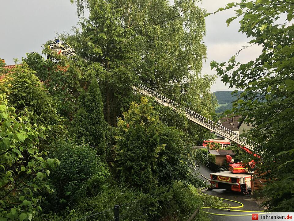 Unwetter in Mittelfranken: Überschwemmung, Blitzschlag, Straßenschäden