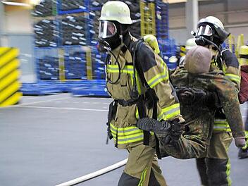 Hammelburger Feuerwehrmänner bergen bei der Übung ein Opfer.  Fotos: Winfried Ehling