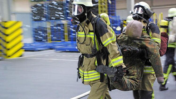 Hammelburger Feuerwehrmänner bergen bei der Übung ein Opfer.  Fotos: Winfried Ehling