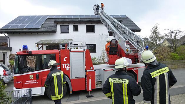 L&ouml;schen mussten die Feuerwehren von Neuses und Kronach nicht mehr. Sie untersuchten das Haus lediglich noch nach m&ouml;glicherweise vorhandenen Glutnester. Foto: Feuerwehr Kronach