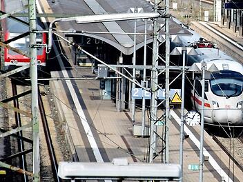 Eine neue Idee zum Bahnausbau kommt von Stadtrat Norbert Tscherner (BBB). Er will mit einer komplett unterirdischen Gleisanlage "die Teilung Bambergs überwinden".  Foto: R. Rinklef