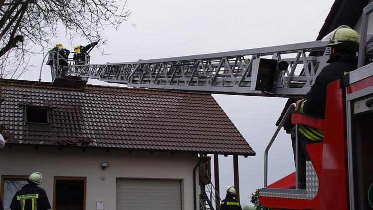 Die Feuerwehr beim Einsatz am Seelacher Berg. Foto: Marco Meißner
