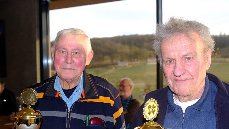 Herbert Fischlein (rechts) aus Dittlofsroda ist mit Abstand der Sieger des winterlichen Schafkopfturniers. Auf dem zweiten Platz landete Karl Reith aus Wartmannsroth. Gerd Schaar