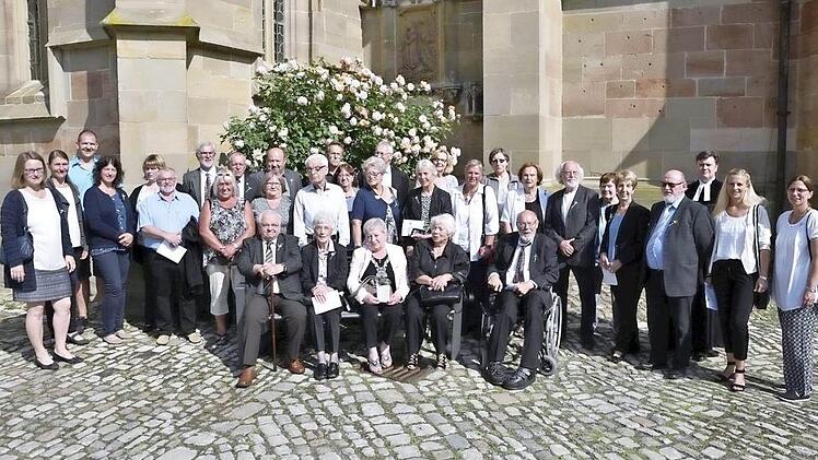 Die Königsberger Jubelkonfirmanden vor der Marienkirche Foto: Gerold Snater