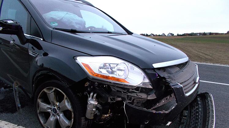 Der Fahrer dieses Wagens musste nach seiner schlimmen Fahrt über den Kreisverkehr bei Einberg ins Krankenhaus gebracht werden, weil er sich verletzt hatte. Foto: Michael Stelzner