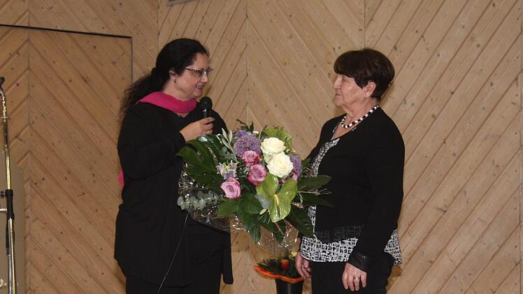 Anette Wirth-Hücking (l.) dankte Emilie Meier.   Foto: Richard Sänger