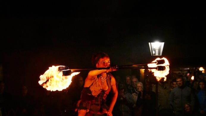 Die Feuershow am Samstagabend war das Highlight an diesem Tag. Die beiden Künstlerinnen begeisterten die Zuschauer.  Hanns Friedrich