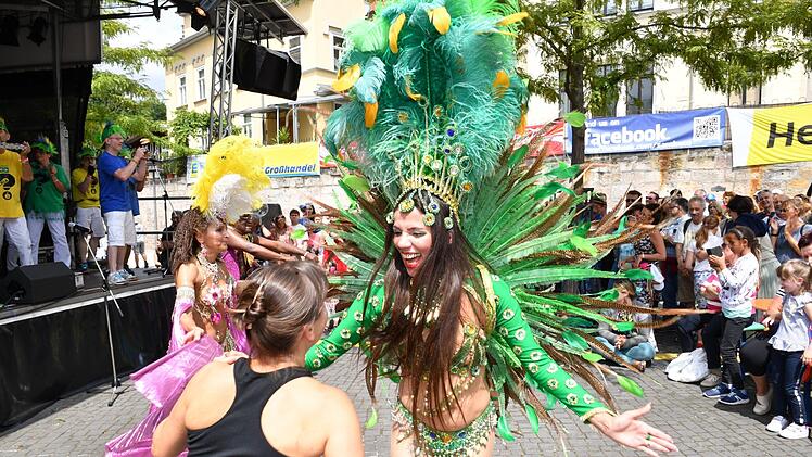 Samba-Shows, Samba-Tänzerinnen und Trommel-Gruppen: Das Samba-Festival in Coburg begeistert jährlich über 200.000 Besucher. Ob das Festival 2021 stattfinden kann, ist derzeit noch ungewiss.