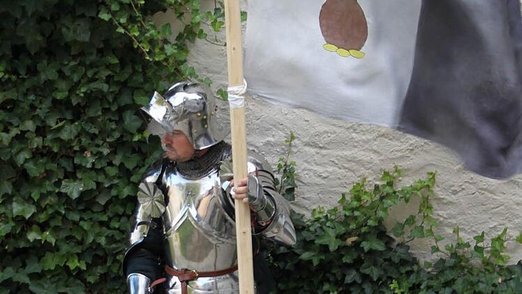 Er hält die Fahne von  Sanguis et Aurum .