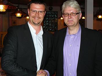 Der FW-Ortsverbandsvorsitzende Michael Schramm (links) gratulierte Reiner Meisel zur Nominierung. Foto: Klaus-Peter Wulf