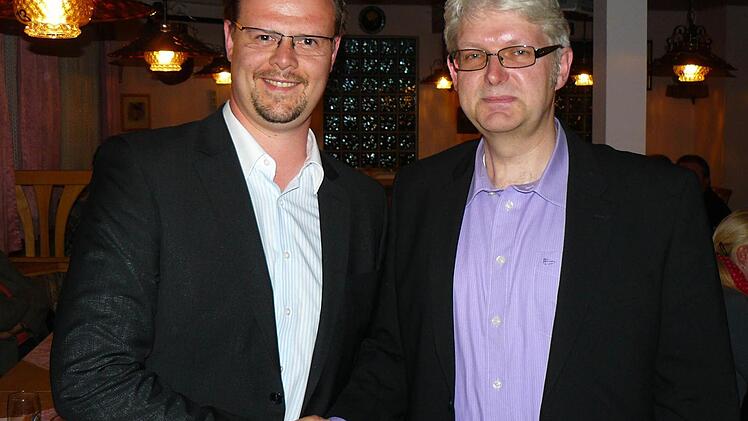 Der FW-Ortsverbandsvorsitzende Michael Schramm (links) gratulierte Reiner Meisel zur Nominierung. Foto: Klaus-Peter Wulf