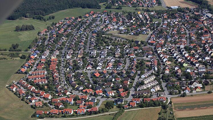 Neues Bauland könnte an den Ortsrändern im Nordwesten, L-färmig am, linken Bildrand, entstehen. Foto: Adolf Nüßlein