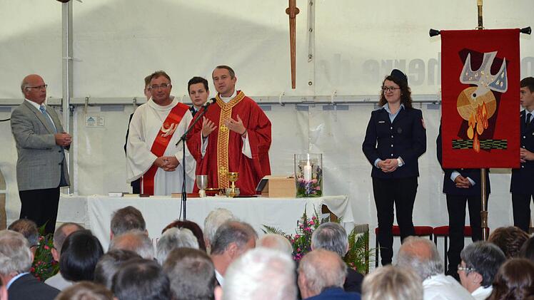 Der Gottesdienst fand im Zelt statt.