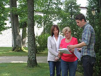 Sie sind voller Elan und setzen auf engagierte Bürger(v. l.): Bettina Seliger, Bürgermeisterin Gabi Weber und der Mitwitzer Oliver Plewa im Schlossgarten, der im Zuge der Arnikaprojektes auch neu gestaltet werden soll. Foto: Veronika Schadeck