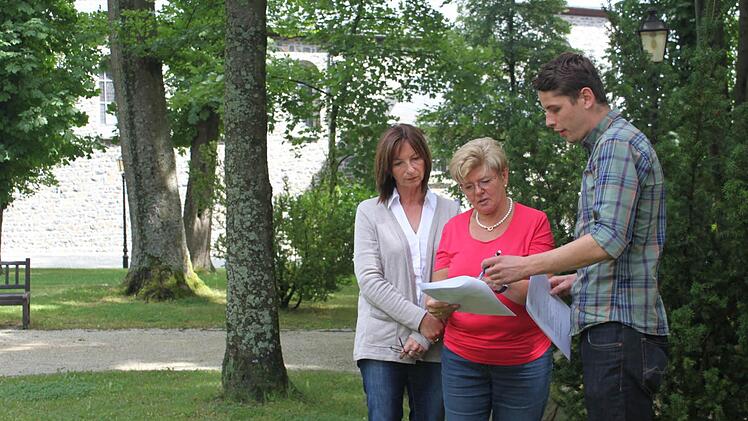Sie sind voller Elan und setzen auf engagierte Bürger(v. l.): Bettina Seliger, Bürgermeisterin Gabi Weber und der Mitwitzer Oliver Plewa im Schlossgarten, der im Zuge der Arnikaprojektes auch neu gestaltet werden soll. Foto: Veronika Schadeck