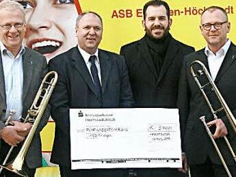 Das Foto zeigt (v.l.): Wilfried Schneider (evangelische Gemeinde Herzogenaurach), Jürgen Seiermann (Geschäftsführer, ASB Erlangen-Höchstadt), Christian Stöcker (Vorstand, ASB Erlangen-Höchstadt) und Bernd Schirmer (CVJM Erlangen). Foto: privat