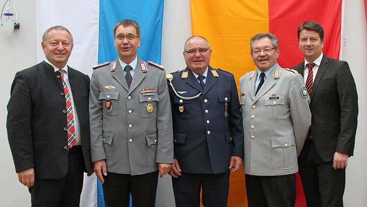 von links: Landrat Thomas Bold, Oberst Jürgen Steinberger, Vorsitzender Karl Veit, Ehrenvorsitzender Hans Rohrmüller und MdL Sandro Kirchner. Foto: Ulrike Müller