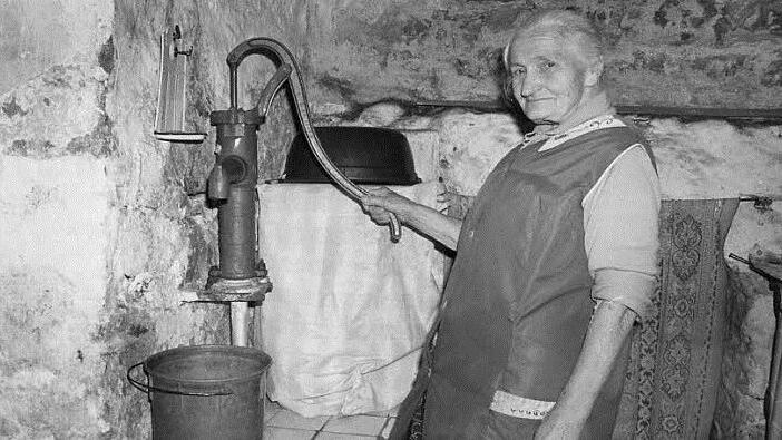 So sah es bis Ende 1986 im Haus von Trina Singer in Ziegenburg aus. Trinkwasser musste sie aus ihrem eigenen Brunnen im Haus pumpen. Fotos: Bruno Preißinger
