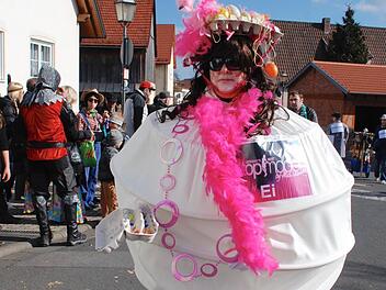 Beim Faschingszug 2011 bewiesen die Gymnastikdamen des BSC Lauter ihren Einfallsreichtum. Damals hatten sie sich in eine Gruppe Dioxineier verwandelt und mit den lustigen Kostümen überrascht. Foto: Archiv