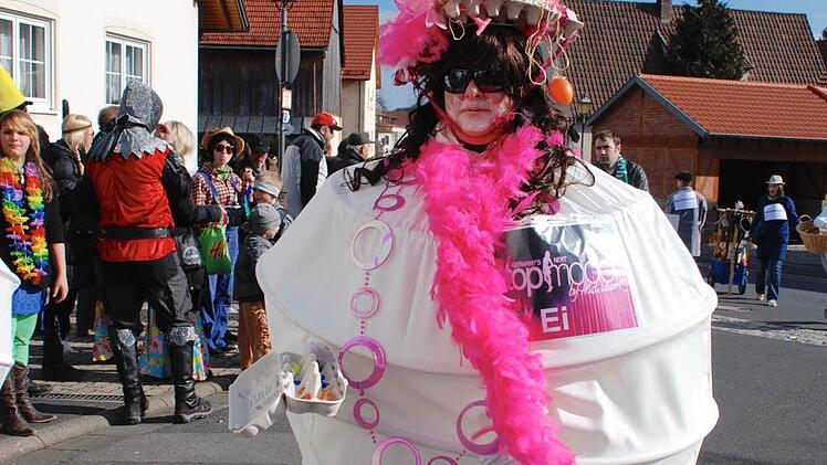 Beim Faschingszug 2011 bewiesen die Gymnastikdamen des BSC Lauter ihren Einfallsreichtum. Damals hatten sie sich in eine Gruppe Dioxineier verwandelt und mit den lustigen Kostümen überrascht. Foto: Archiv