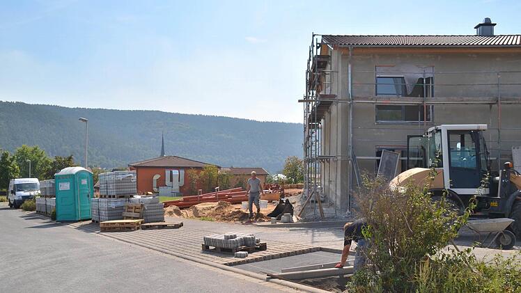 Im Gewerbegebiet Eckartspfad baut der Unternehmer Guido Schenk aus Köln seinen neuen Firmenstandort samt Wohnhaus. Derzeit werden Pflasterarbeiten im Hof des Neubaus erledigt. Im Hintergrund ist die Henneberg-Halle zu sehen. Ärger gibt es um das Grundstück dazwischen. Foto: Kathrin Kupka-Hahn