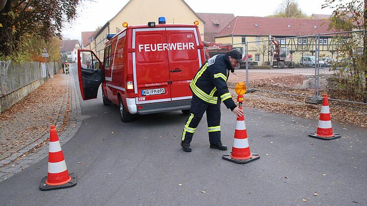 Die Feuerwehr sperrte die Straße am Dicken Turm im Bereich des Novizengartens. Foto: Heike Beudert