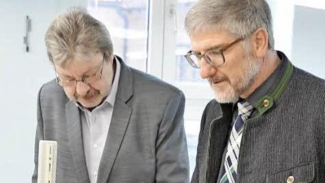 Marina Grünbeck ist Auszubildende im dritten Jahr bei der Hummel Manufaktur. Landrat Michael Busch (rechts) und Peter Hohnstein schauen ihr bei der Arbeit über die Schulter.