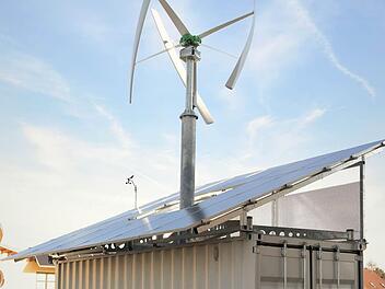 Autarke und mobile Energieversorgung ermöglicht die "Mecostation". Die Station kann überall aufgestellt werden und liefert rund um die Uhr Strom. Der Container ist Transporteinheit und vorinstallierte Basis in einem. Windkraft- und Photovoltaik-Anlage müssen nur noch herausgeholt, draufgesetzt und mit dem Schaltschrank verbunden werden. Foto: Meco Energies