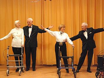 Die Teilnehmer des außergewöhnlichen Tanzkurses habe sich richtiggehend herausgeputzt.  Fotos: privat