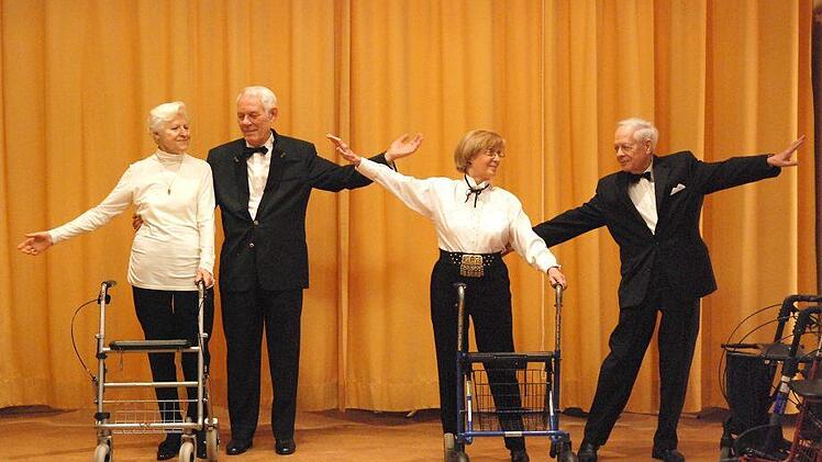 Die Teilnehmer des außergewöhnlichen Tanzkurses habe sich richtiggehend herausgeputzt.  Fotos: privat