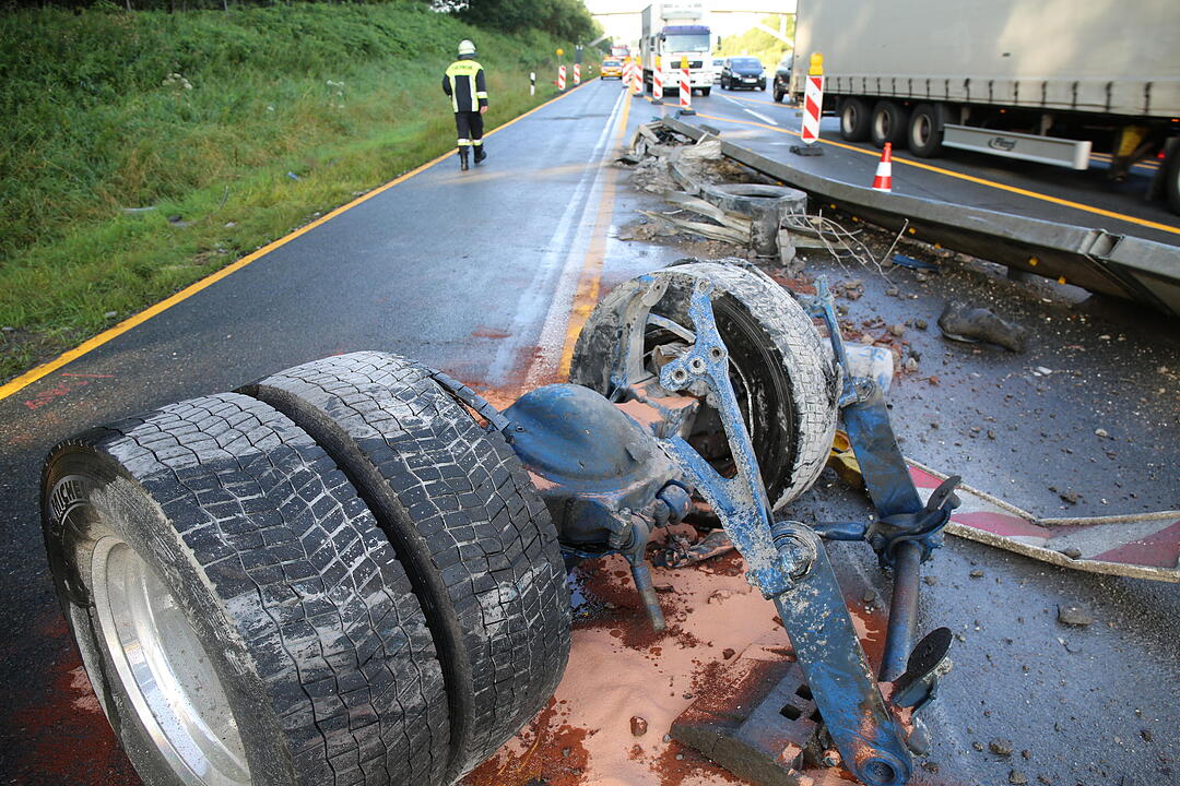 Unfall auf A9: Sattelzug prallt gegen Baustelle