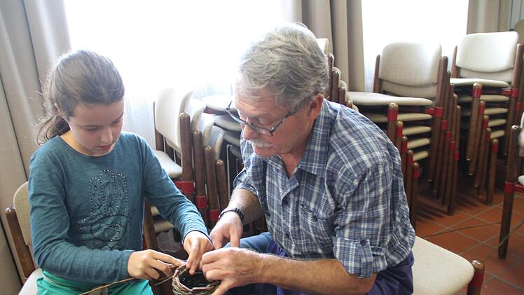 Teamwork ist gefragt beim Abschluss des Flechtwerks. Foto: Gerda Völk