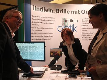 Harald Lappe, Silke Wolf-Mertensmeyer im Gespräch mit Bürgermeisterin Angela HofmannArchiv/Veronika Schadeck