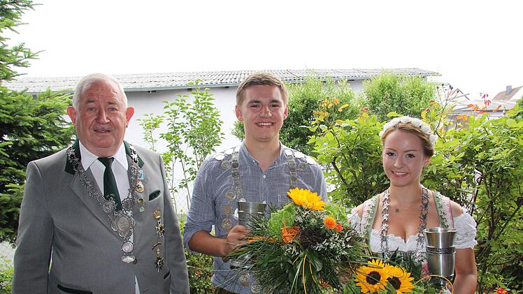2. Ritter Gerhard Kirchner mit dem Schützenkönig 2017 Justus Hofmann und der 1. Ritterin Angelina Ruff.  Fotos: Alexandra Kemnitzer