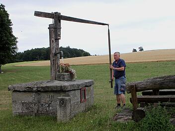Am Erlebnisweg "Quellen um Jesserndorf" ist künftig auch dieser historische und noch funktionierende Ziehbrunnen aus dem Jahre 1891 zu sehen, hier mit Heinz Fausten aus Jesserndorf.Günther Geiling