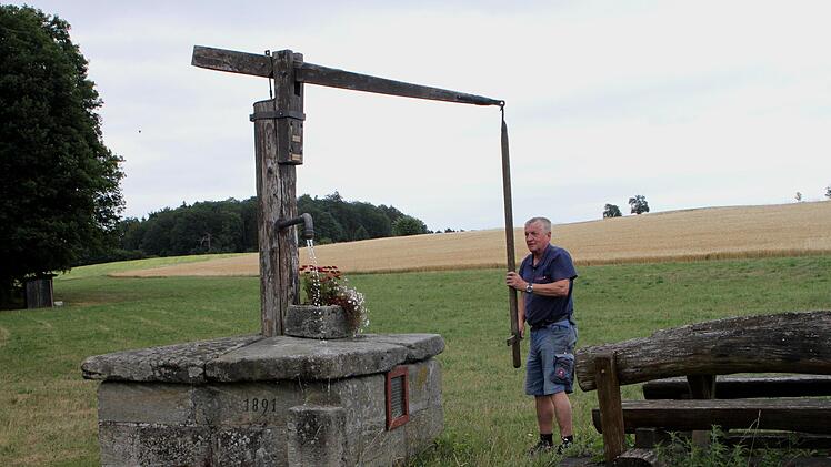 Am Erlebnisweg "Quellen um Jesserndorf" ist künftig auch dieser historische und noch funktionierende Ziehbrunnen aus dem Jahre 1891 zu sehen, hier mit Heinz Fausten aus Jesserndorf.Günther Geiling