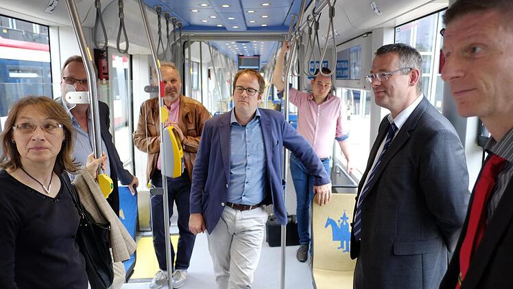 Tim Dahlmann-Resing hatte Herzogenaurachs Zweite Bürgermeisterin Renate Schroff und Erlangens OB Florian Janik zu den Testfahrten eingeladen.Nikolas Pelke