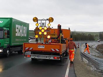 Auf der B4 werden derzeit zwischen Rossach und Gleußen die Leitplanken gesetzt. Aus Sicherheitsgründen wird dabei der Verkehr zumindest zeitweise über eine Ampel geregelt.Berthold Köhler