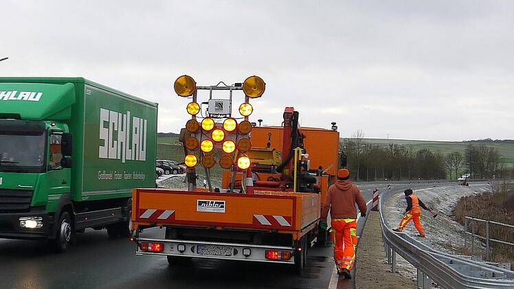Auf der B4 werden derzeit zwischen Rossach und Gleußen die Leitplanken gesetzt. Aus Sicherheitsgründen wird dabei der Verkehr zumindest zeitweise über eine Ampel geregelt.Berthold Köhler