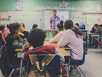 Ein Brief zum "Warmer-Pulli-Tag an der Martin-Luther-Schule in Düsseldorf sorgte für wütende Kommentare auf Facebook. Symbolbild: NeONBRAND/unsplash.com